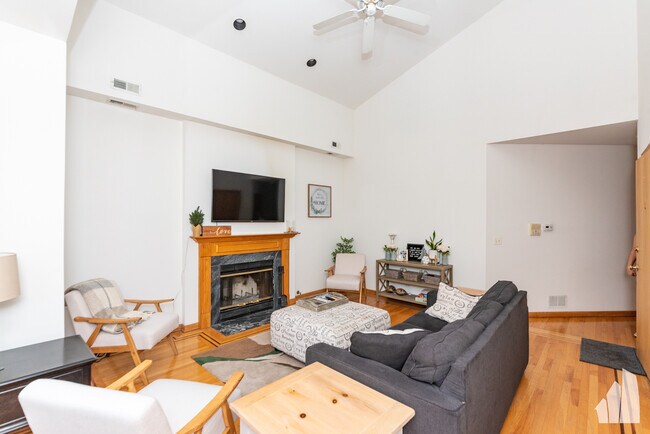 Photo - 1940 W Diversey Pkwy Unidad 1W