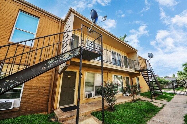 Photo - 8100 Creekbend Dr Unidad 104 Rental