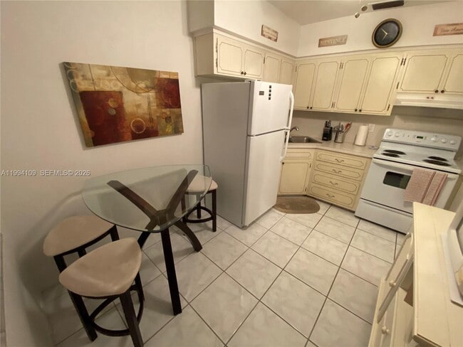 Photo - 1050 Atlantic Shores Blvd Unidad 204