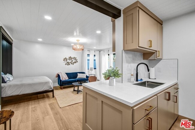 1083 Montauk Ln