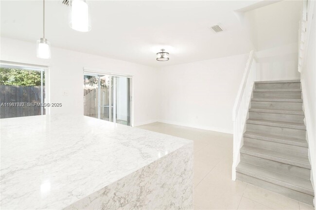 Photo - 6080 W 26th Ct Unidad 101-9