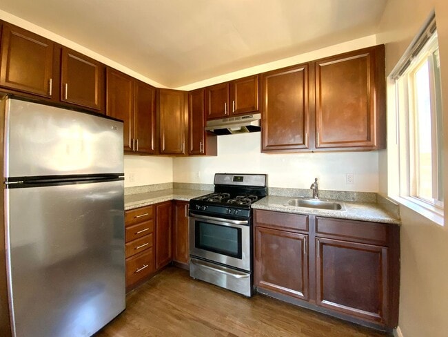 Building Photo - UPDATED, Spacious 1BR! DECK! STAINLESS APPLIANCES! HARDWOOD! Unit 736