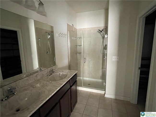 Photo - 1350 Caspian St