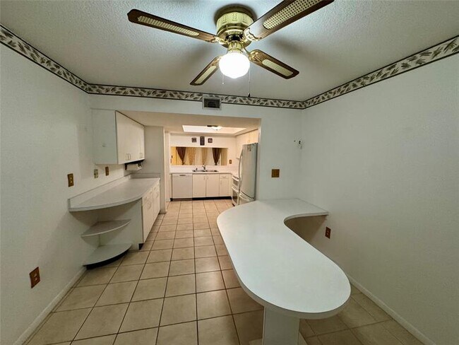 Photo - 604 N University Dr