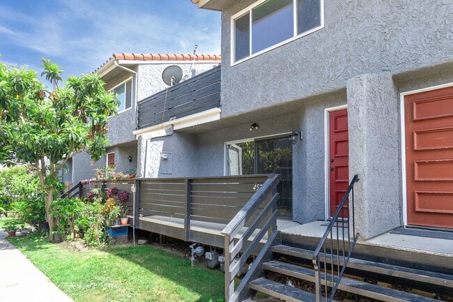 Building Photo - 2 Bedroom + 1.5 Bathroom Condo | Fashion Park Oxnard | Unfurnished