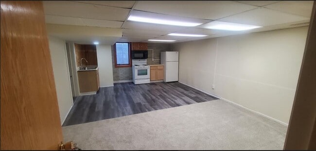 Building Photo - 728 Rose Ave E Unit 3