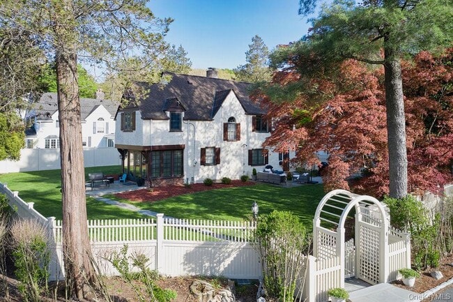 Building Photo - 4 Glenwolde Park