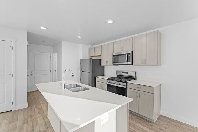 Building Photo - Comfortable and Spacious 4-Bedroom Townhom...