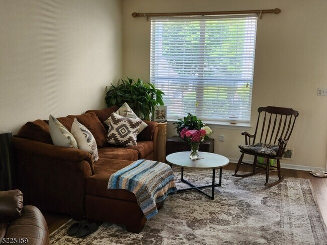 Photo - 33 High Pond Ln