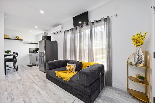 Photo - 4206 Clay St