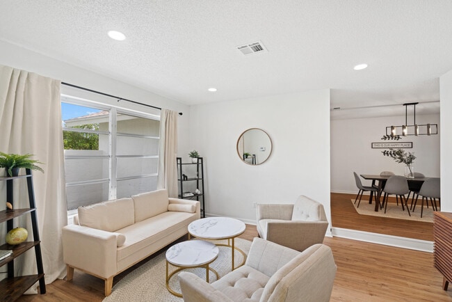 Photo - 1019 Larch Way