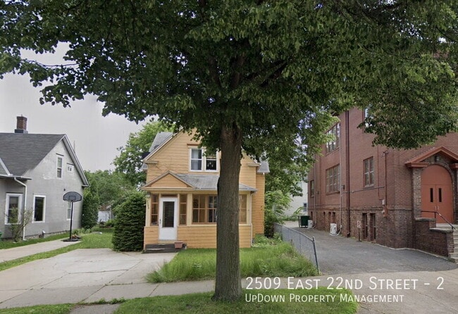 Building Photo - 2509 E 22nd St Unit 2