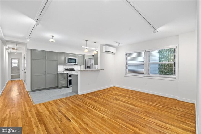 Building Photo - 220 2nd St SE Unit 303