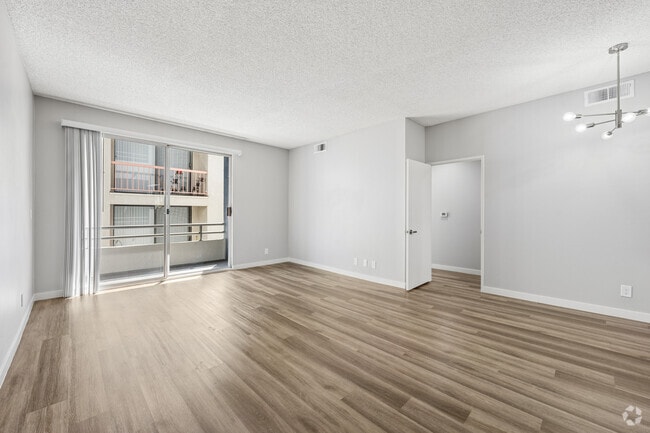 2BR, 2BA - 884SF - Living Room