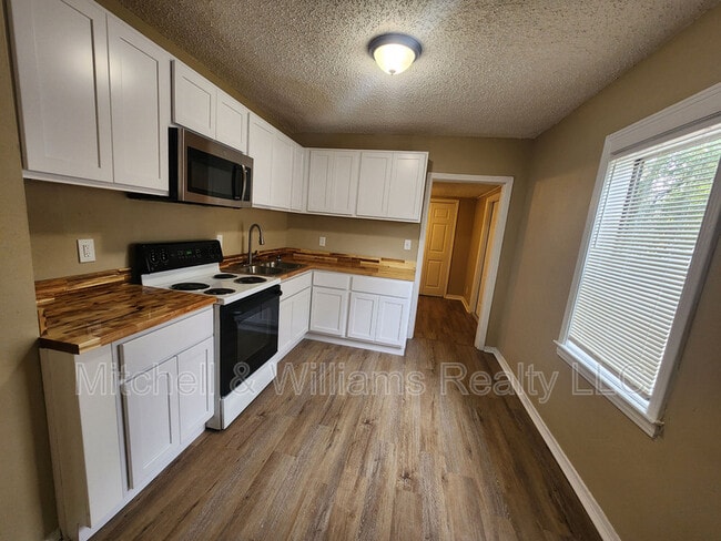 Photo - 3032 2nd St Cir