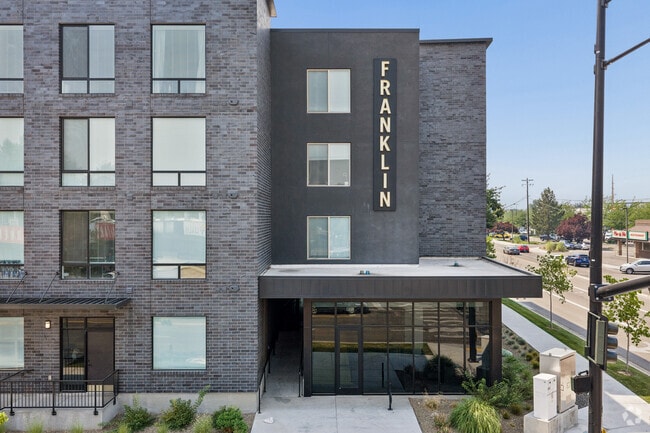 Entrada del edificio - The Franklin Apartments