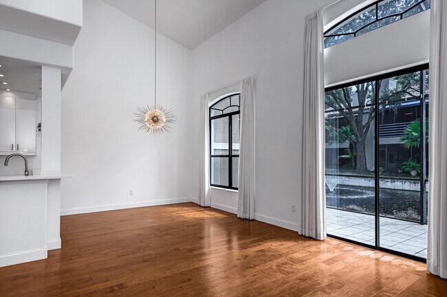 Photo - 1010 Winderley Pl