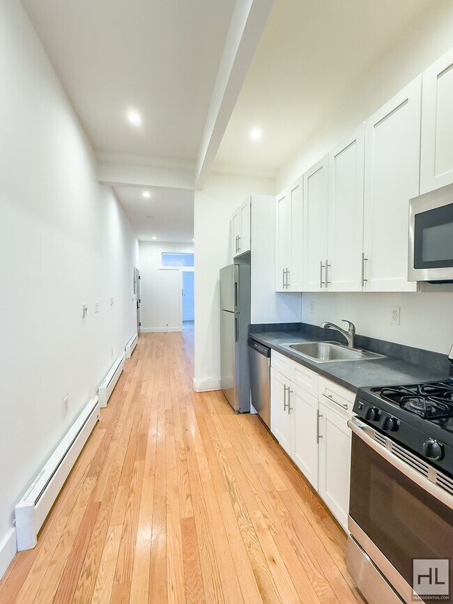 Photo - NO FEE / SUMMERFIELD STREET / Spacious 3-Bed 1-Bath / Bushwick and Ridgewood Border Unidad 1L