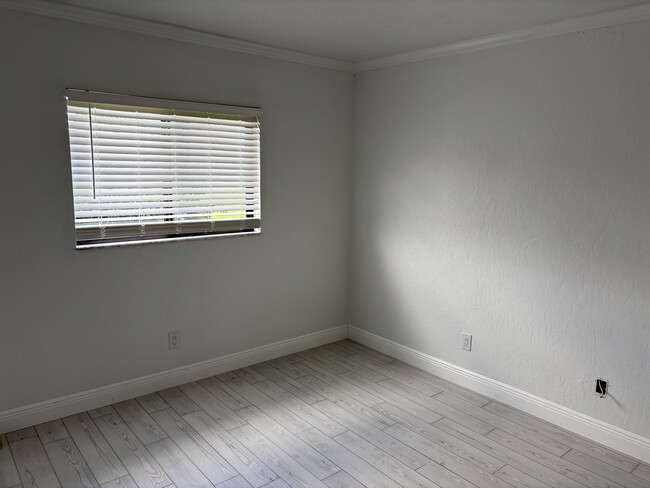 Photo - 1704 University Ln Unidad College Club Condominium