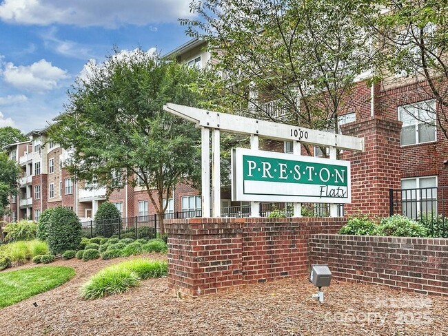 Building Photo - 1000 E Woodlawn Rd Unit 220 Rental