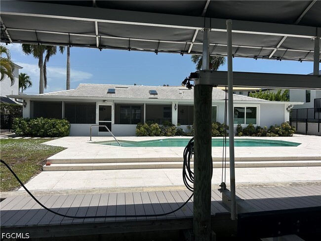 Photo - 225 3rd St W