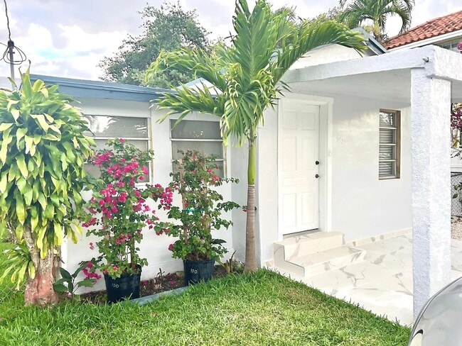 Building Photo - 5870 SW 20th St Rental