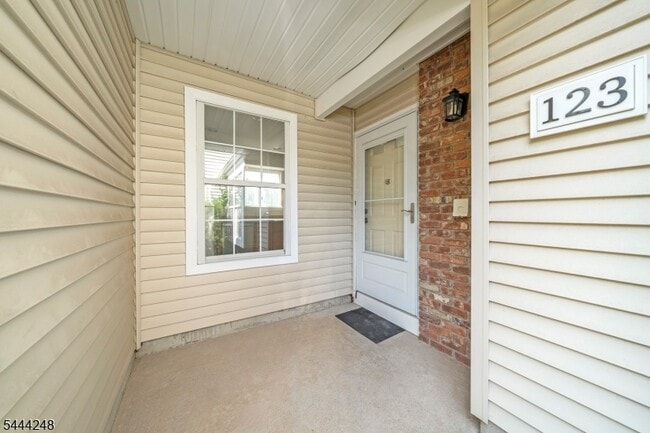 123 Harrow Dr