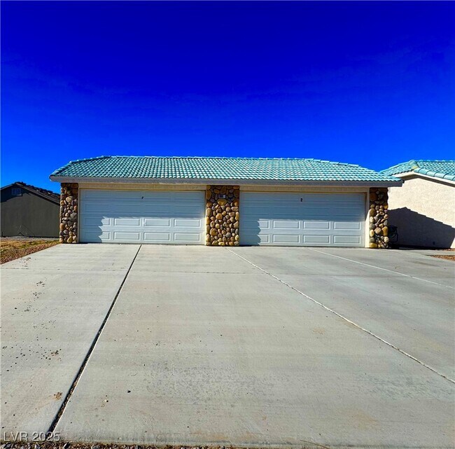 Photo - 1080 Hall Ave