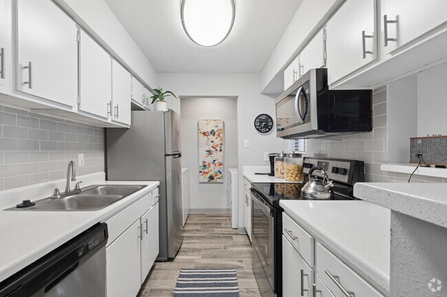 A2 Deluxe 1BR, 1BR - 643SF - Kitchen
