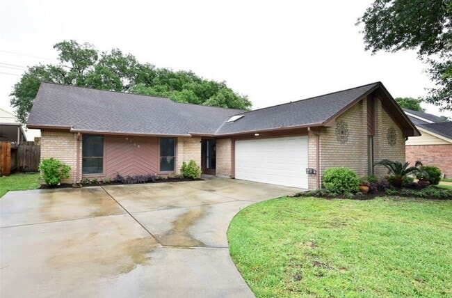 Building Photo - 9115 Woodleigh Dr