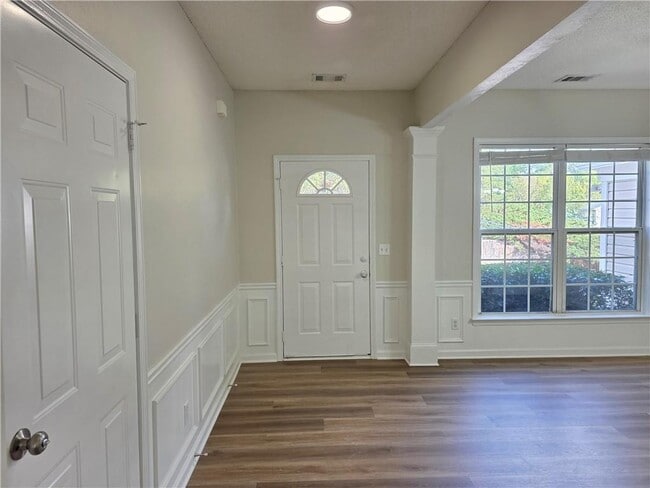 Photo - 137 Kenninghall Ct
