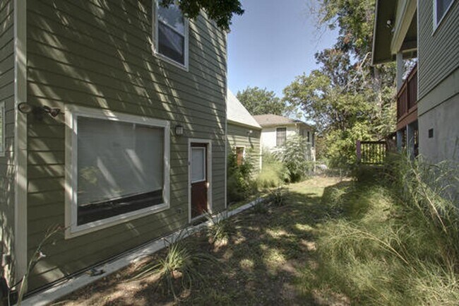 Photo - 811 W 30th St Unidad s A and B
