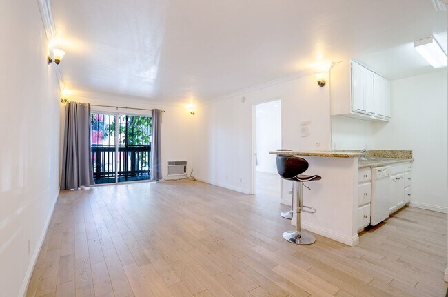 Building Photo - 1 Bedroom / 1 Bathroom Rear Condo Unit 121