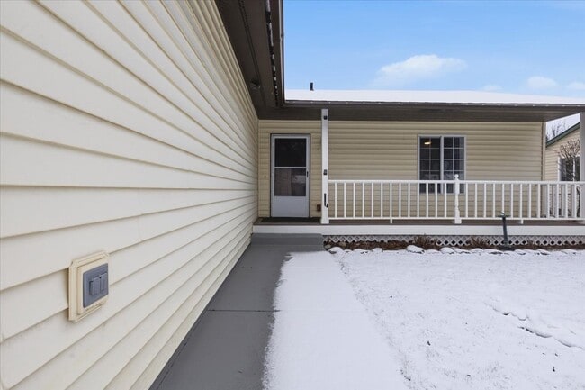 Photo - 6743 Kamloops Dr