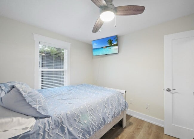Photo - 208 A St