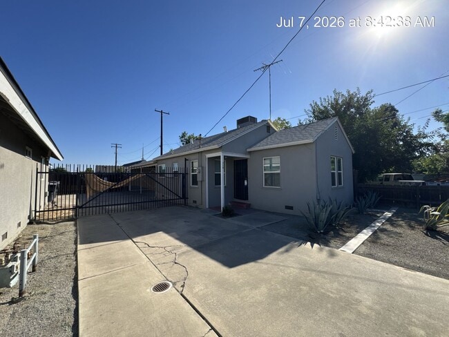 Building Photo - 700-710 E Tulare Ave Unit 710