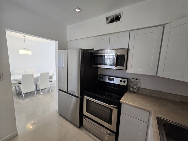 2800 NE 203rd St Unit 24