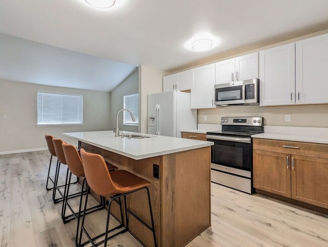 Photo - Move in Ready 3bd/2.5bth Townhome in great central location!