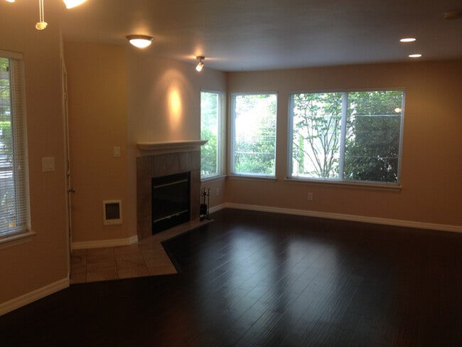 Photo - 9210 Market Pl Unidad E101