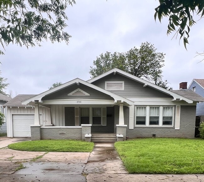 Spacious 3 Bedroom 2 Bath - Spacious 3 Bedroom 2 Bath House