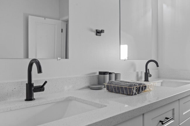 Photo - 3748 E Taylor St Unidad SI ID1244321P