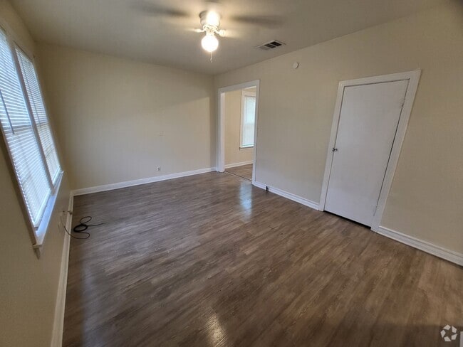 Building Photo - 505 W Hallmark Ave Rental