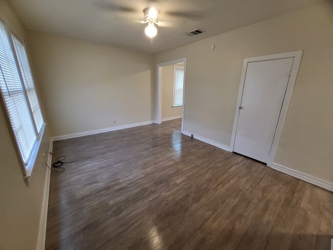 Building Photo - 505 W Hallmark Ave Rental