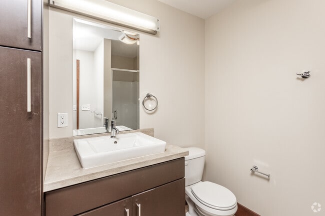 1BR, 1BA - 900-1,200 SF