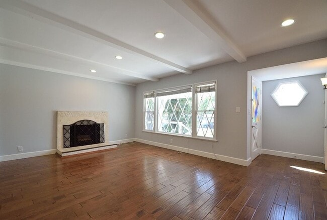 Photo - 3 Bedroom 2 bath Home, 2 Car garage, Air Conditioned
