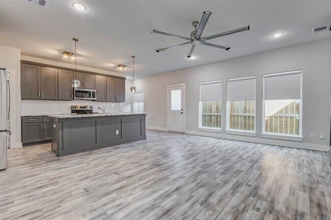 Photo - 4677 Bellfort Ave Unidad B