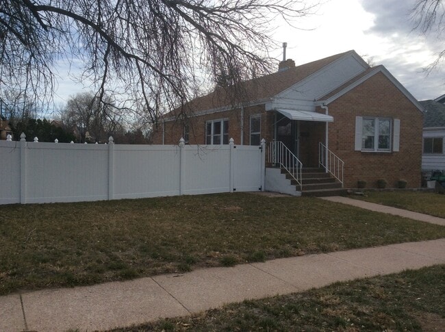 Building Photo - PET FRIENDLY 3 BEDROOM 2 BATHROOM HOUSE