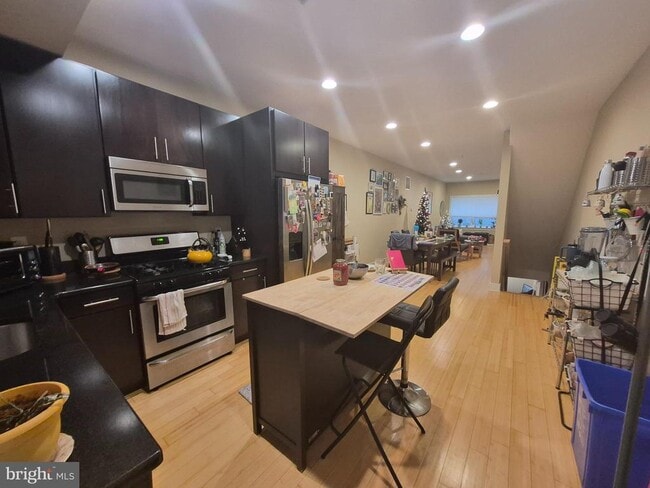 Photo - 2544 Montrose St