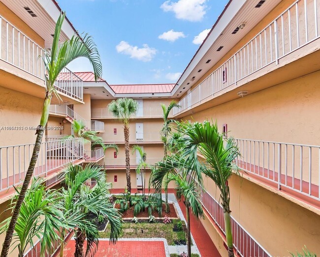 Photo - 505 S Pine Island Rd Condominio Unidad 302B