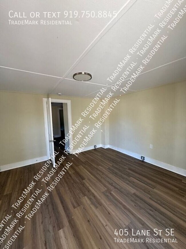 Photo - 405 Lane St SE
